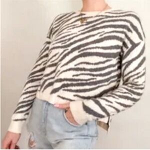 🌟HP🌟 Zebra sweater